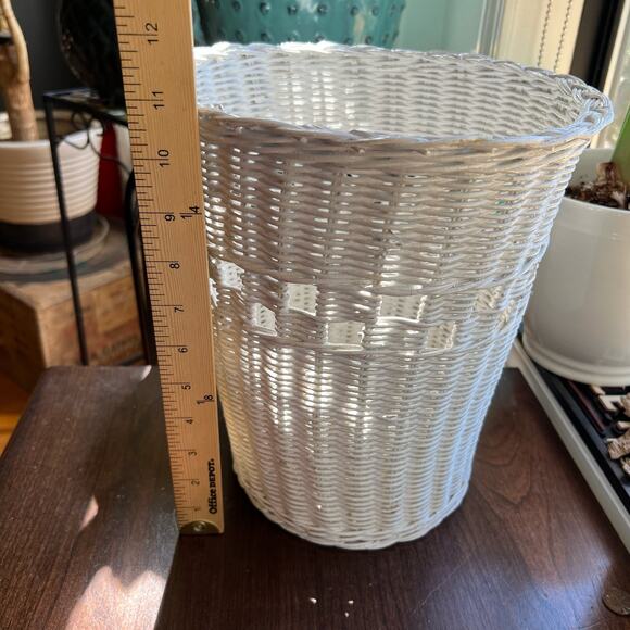White Wicker Wastepaper Basket Trash Can Woven Shabby Chic Cottage Farmhouse Vtg - Picture 10 of 10